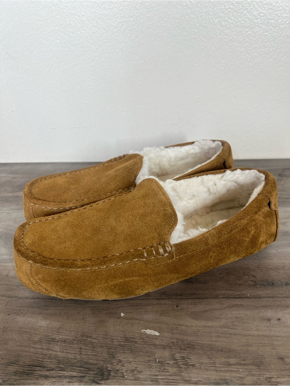 Koolaburra by UGG Tipton Moccasin Slippers men’s size 9 Slip On Chestnut Suede